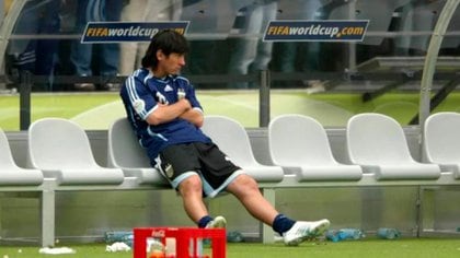 La icónica foto de Messi sentado en el banco tras la eliminación en el Mundial 2006