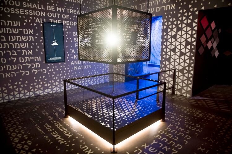 Una exposición sobre el Arca del Pacto se ve en la exposición 