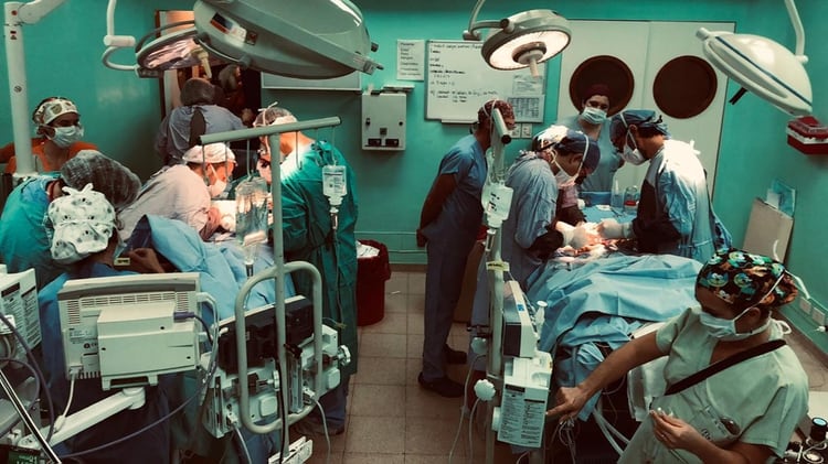 En la cirugía intervinieron 44 personas, entre personal médico y no médico.