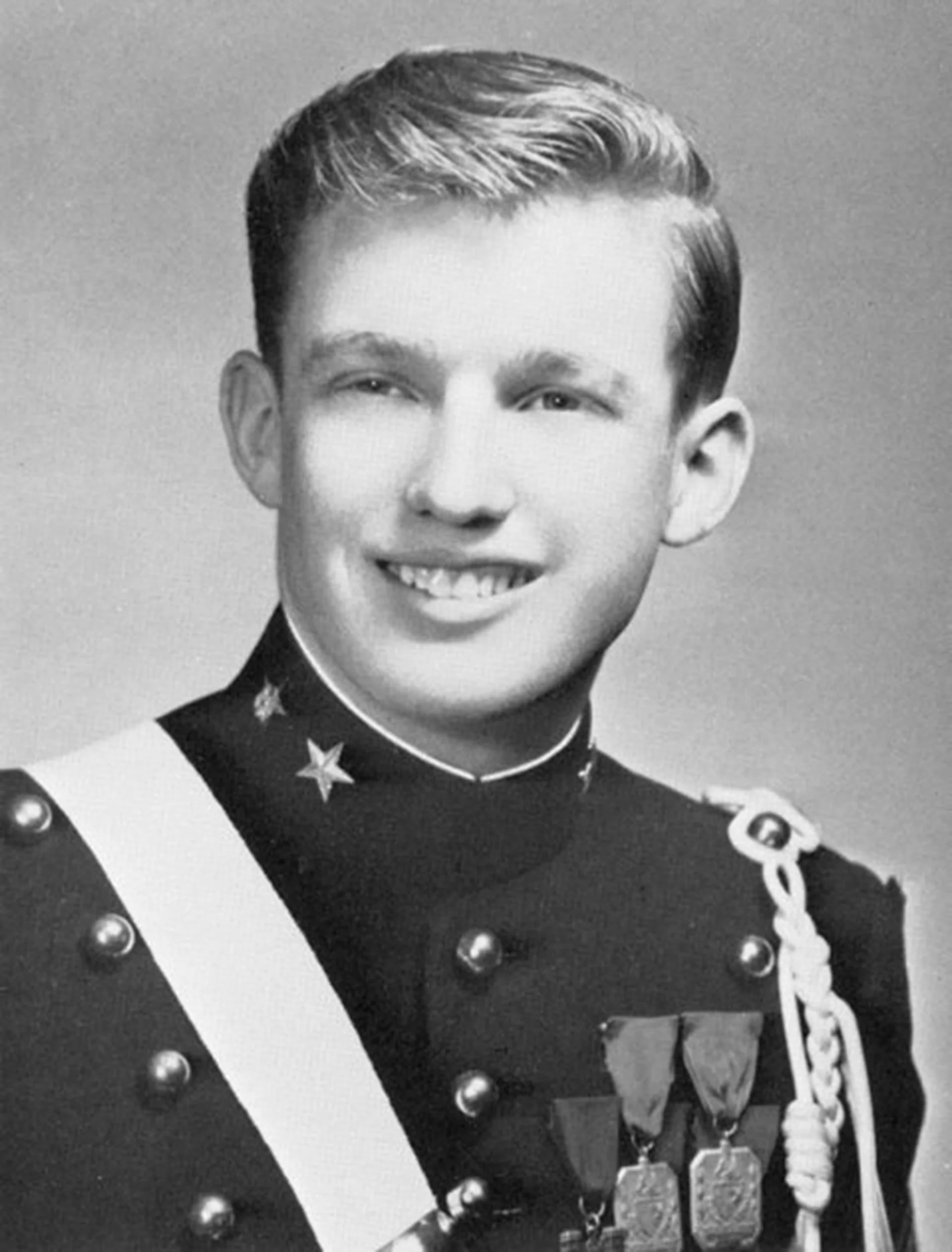 Donald Trump en 1964, durante su formación en la New York Military Academy. El uniforme sería dejado de lado cuando debió ir a Vietnam