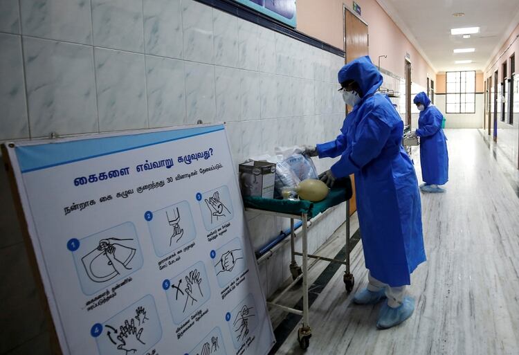 Personal médico en un hospital preparado para recibir infectados con coronavirus en India (Reuters/archivo)