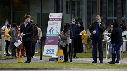 Personas esperan vacunarse en Bolton, Gran Bretaña REUTERS/Phil Noble