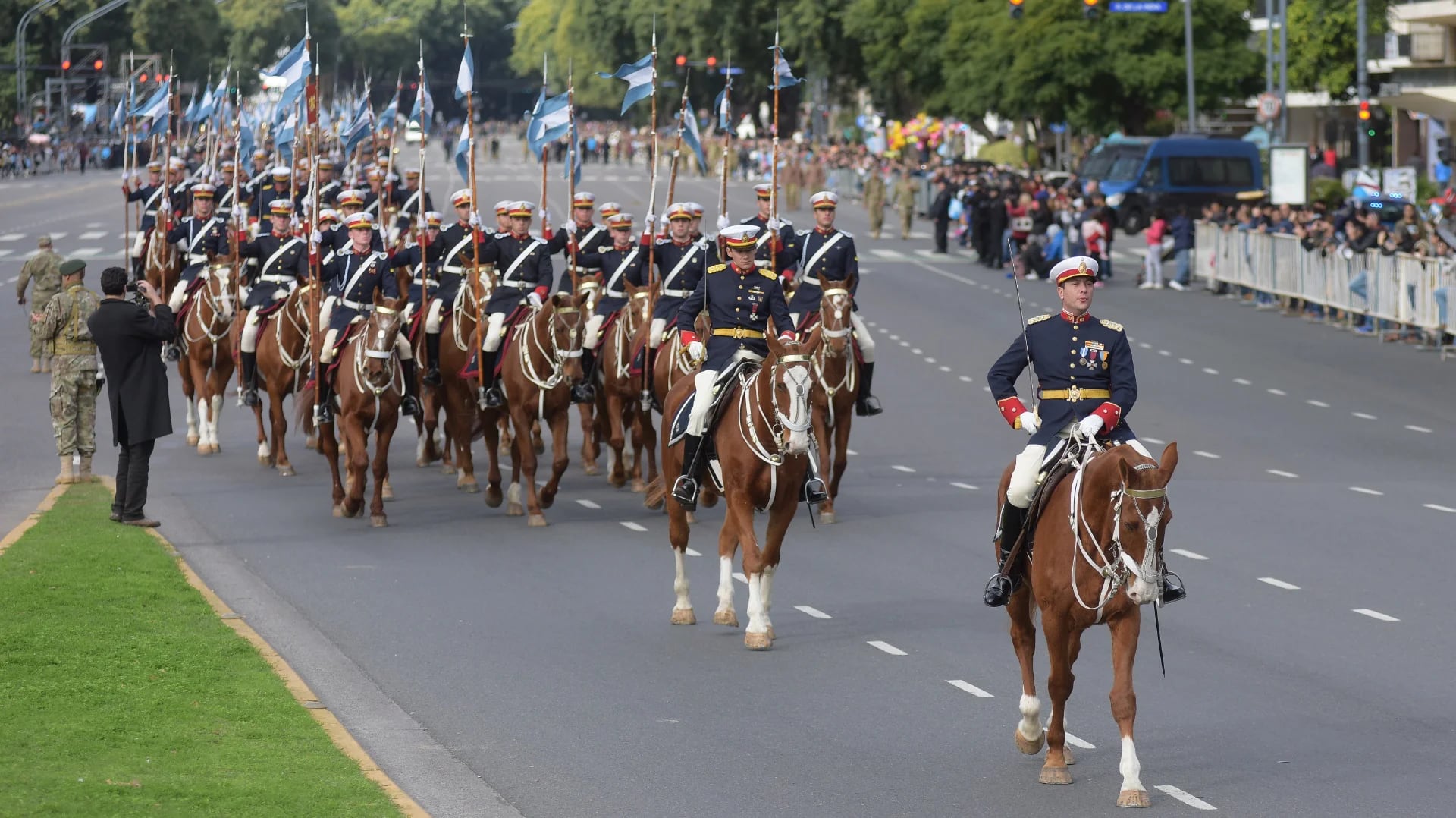 Una postal del desfile por el 25 de Mayo (Gustavo Gavotti)