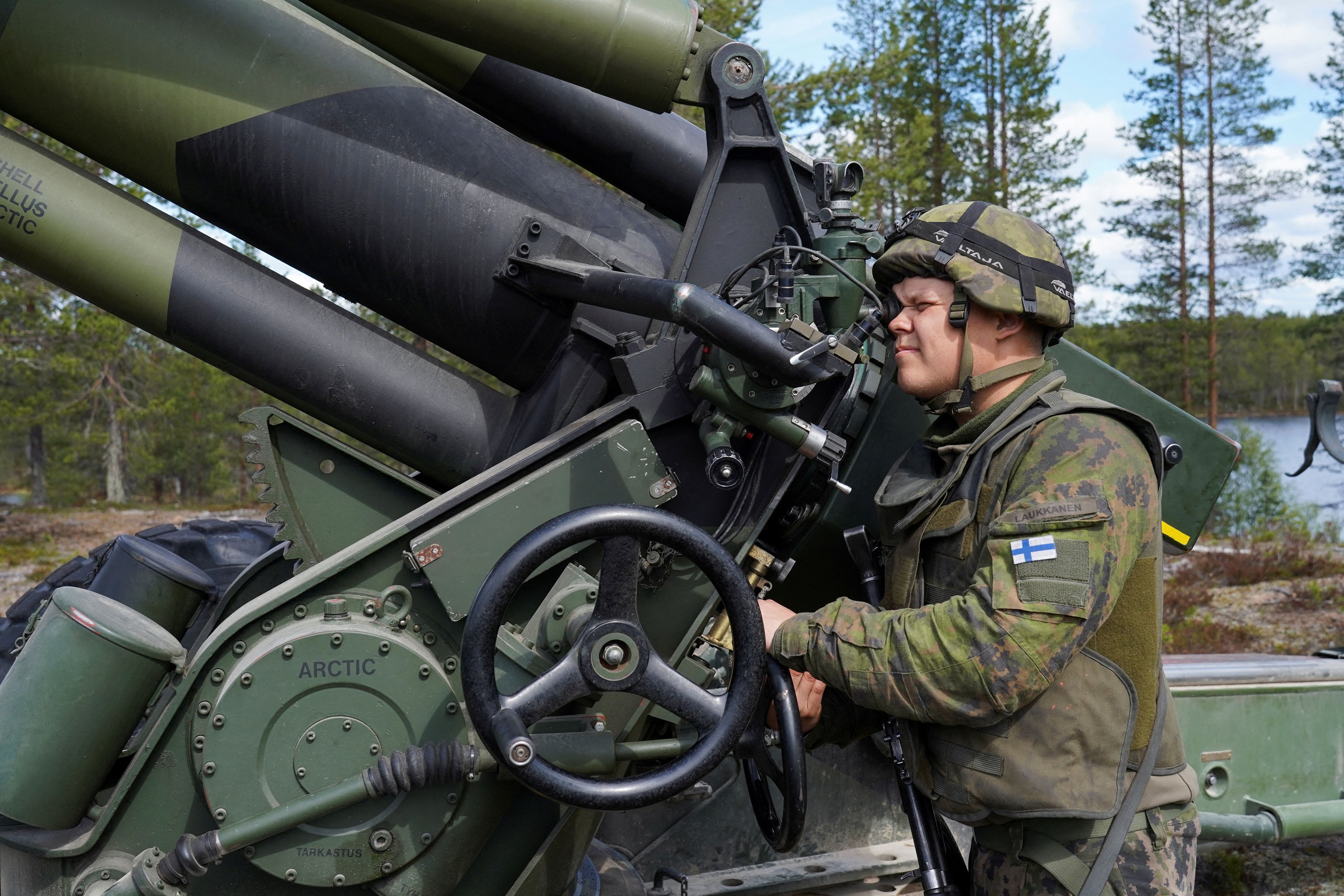 Un soldado finlandés opera un cañón de campaña remolcado de 155 mm durante un ejercicio de la fuerza terrestre Northern Forest en Rovajarvi (REUTERS/Janis Laizans/Foto de archivo)