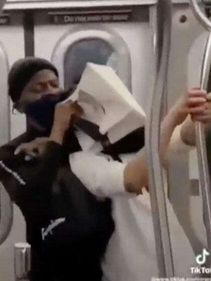 Otro ataque fue captado por las cámaras cuando un sujeto agredió a un asiático en el metro de Nueva York, lo asfixió y lo dejó tirado en el vagón del subterráneo Foto: (Tik Tok) 
