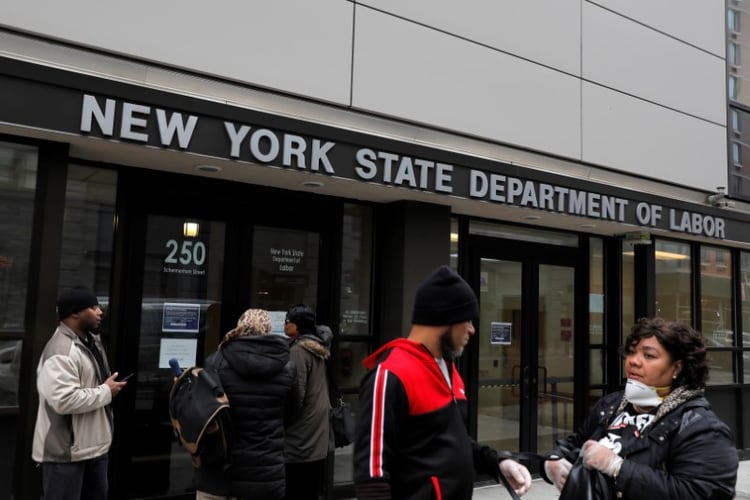 Un grupo de personas frente al Departamento del Trabajo de Nueva York (Reuters/archivo)(
