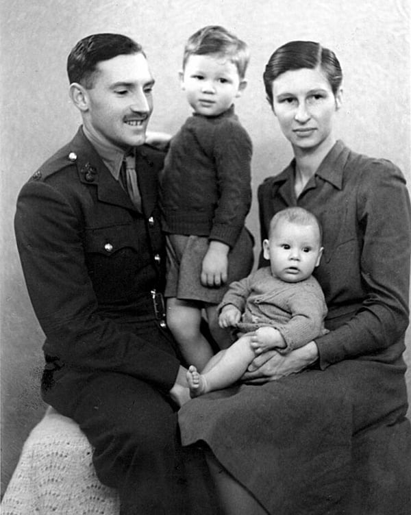 Eric y Mary Waters con los pequeños George Roger y John