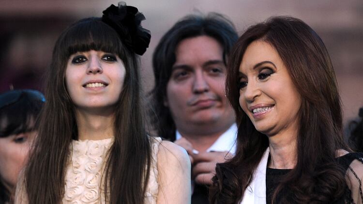 Florencia, Máximo y Cristina Kirchner (foto AFP)