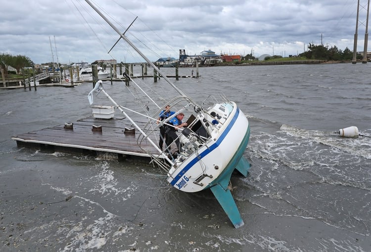 Así quedó uno de los veleros tras ser arrastrado por un tornado en Carolina del Norte (AP)