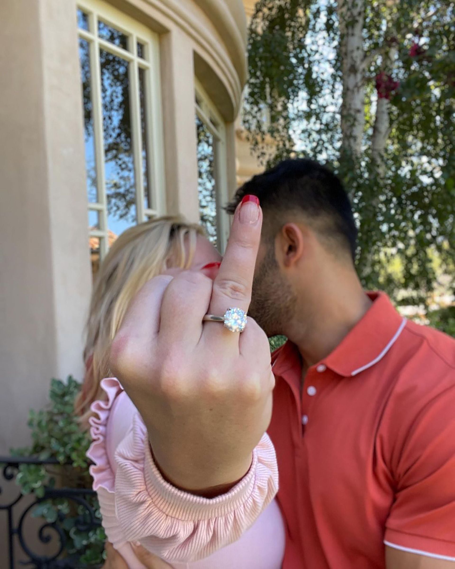 La foto que compartió Sam Asghari para anunciar su compromiso con Britney Spears (@samasghari)