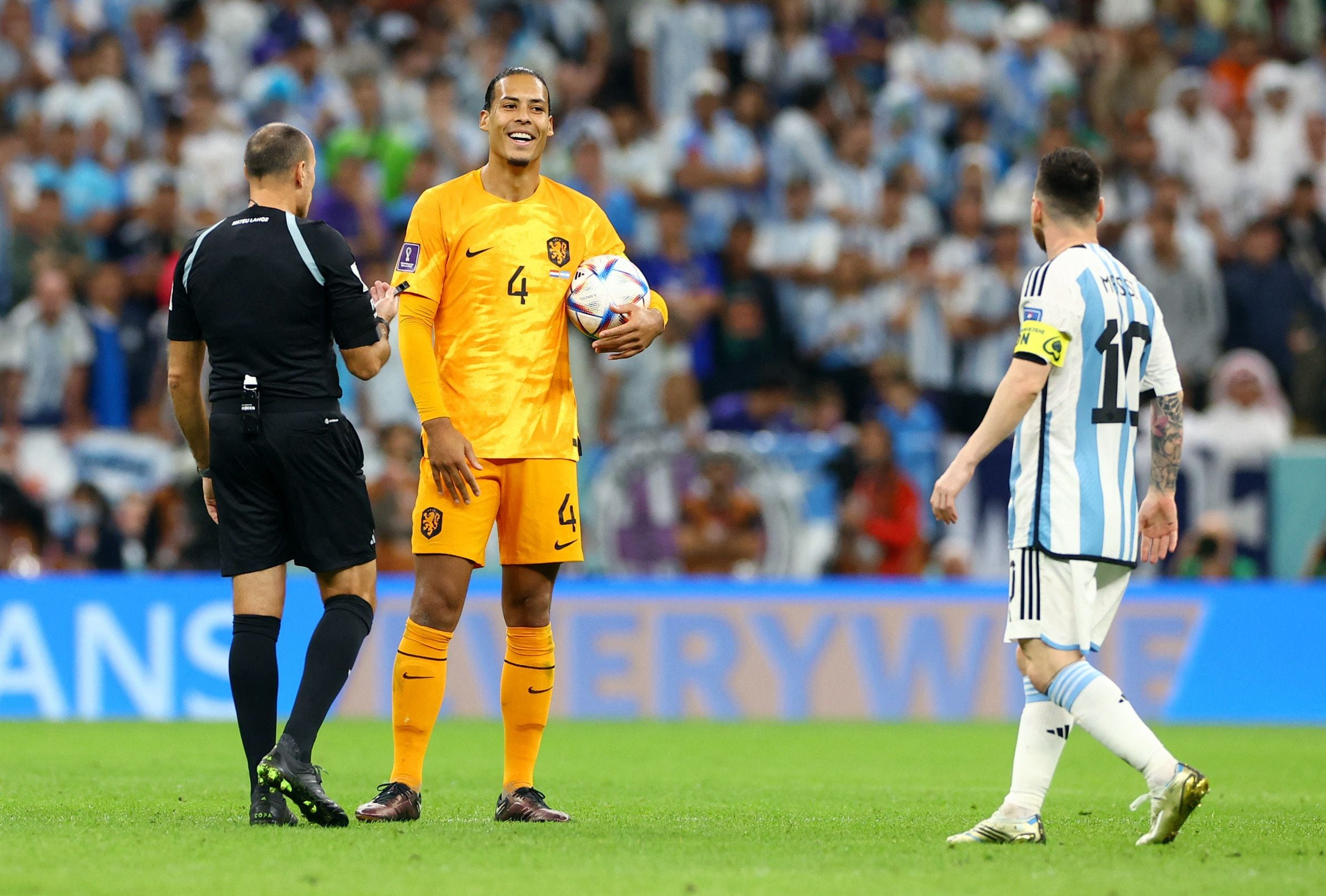 Virgil van Dijk, capitán de Países Bajos, se despegó de las declaraciones de Van Gaal contra Lionel Messi (REUTERS/Bernadett Szabo)