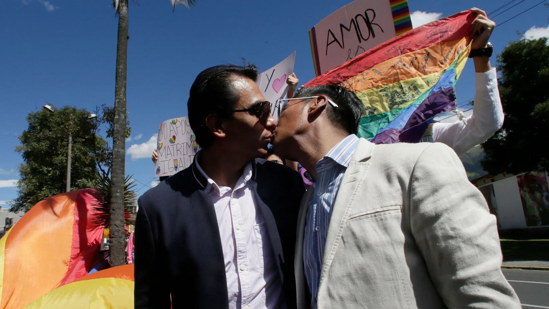 Javier Benalcazar y su pareja Efrain Soria se besan frente a la Corte Constitucional en Quito (AP)
