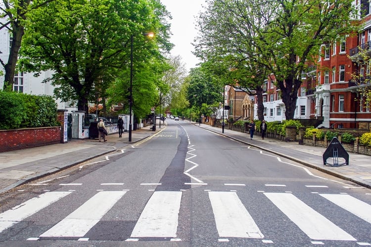 La esquina de Abbey Road y Garden Road, en la ciudad de Londres, donde el fotógrafo escocés Ian McMillan logró la icónica imagen en 10 minutos y apenas 7 tomas (Shutterstock)