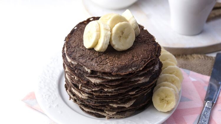 Los mini pancakes integrales de algarroba con decoración de banana (Shutterstock)