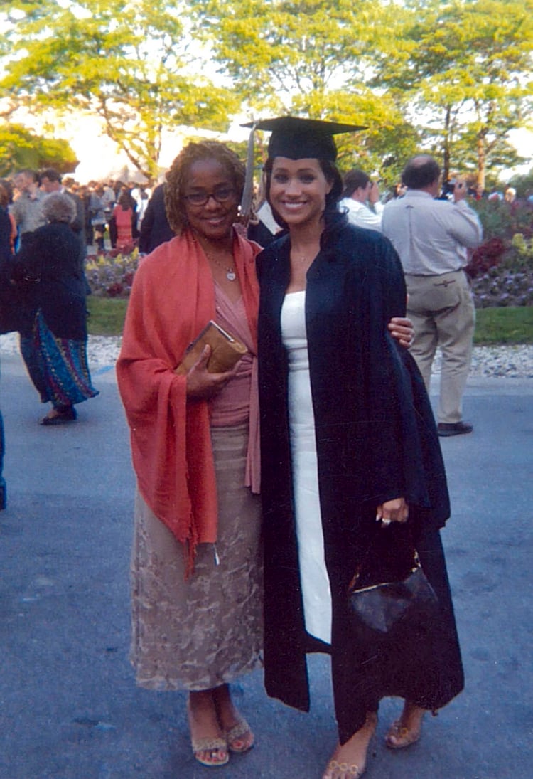 Megha, con su madre Doria, el día que se recibió de la Universidad del Noroeste, en Illinois.