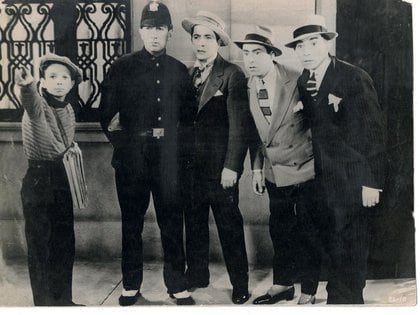 Ástor interpretando a un canillita junto a Gardel, Tito Lusiardo y Manuel Peluffo en una escena de la película "El día que me quieras”, enero de 1935.