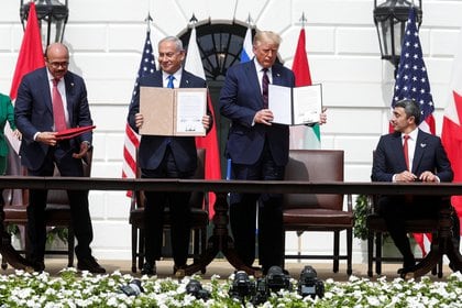 Firma de los acuerdos Israel-Bahrein-Emiratos Árabes Unidos en la Casa Blanca.  Foto de REUTERS / Tom Brenner