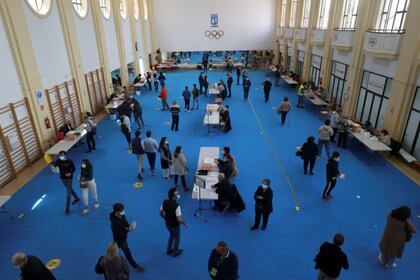 Una imagen de la gente participando de las elecciones regionales de Madrid, España. REUTERS/Susana Vera
