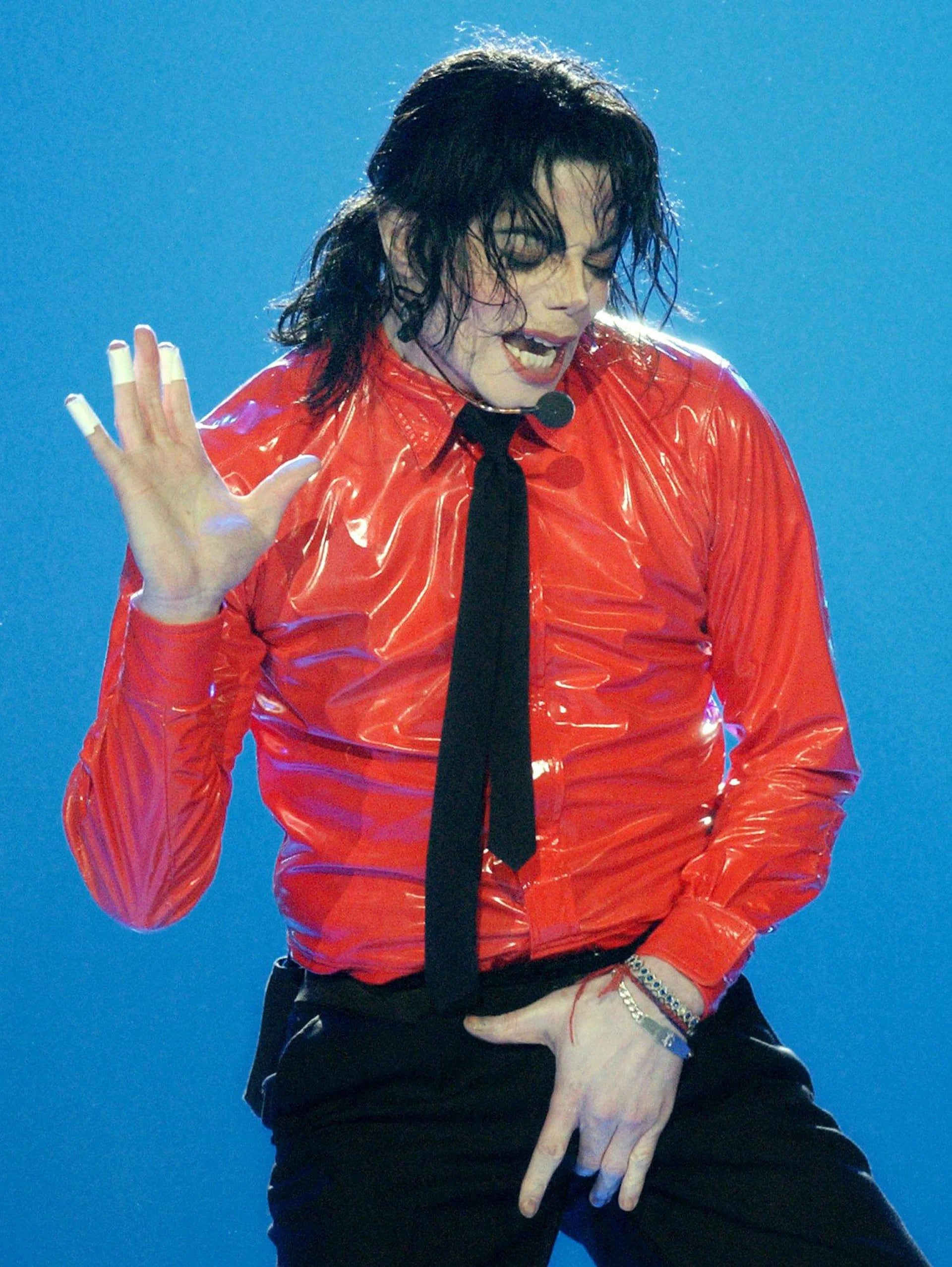Michael Jackson cantando “Dangerous” en el 50 aniversario de American Bandstand, en Pasadena, California (Abril del 2002)