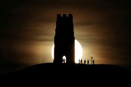 Torre de San Miguel en Glastonbury Tor, cuando sale la luna llena en Glastonbury, Reino Unido (Reuters / Peter Chipora)