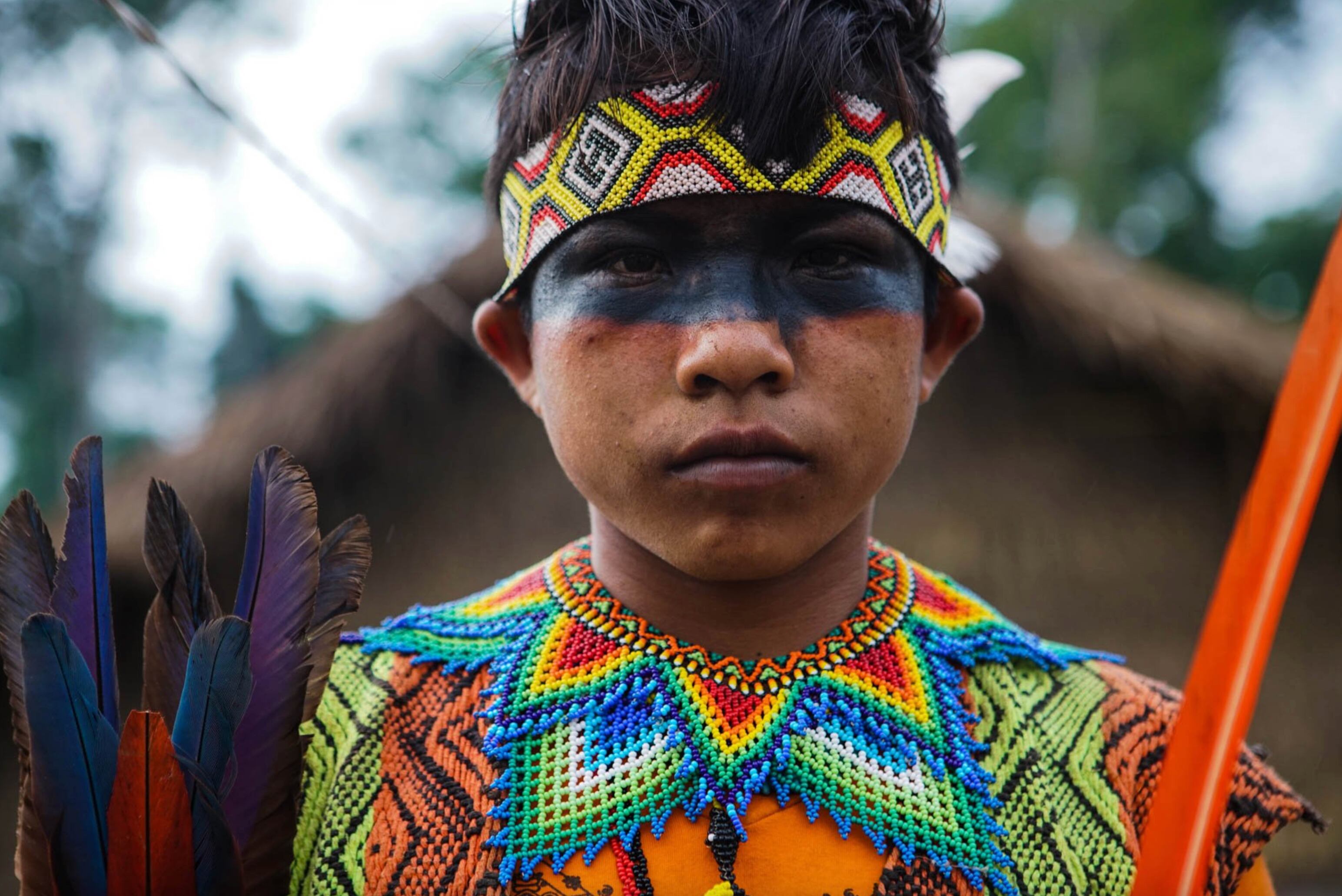 Un niño indígena con maquillaje y ropa tradicional en la obra de Ivan Sawyer Garcia, "Ancient Future", exhibida en Miami Art Week