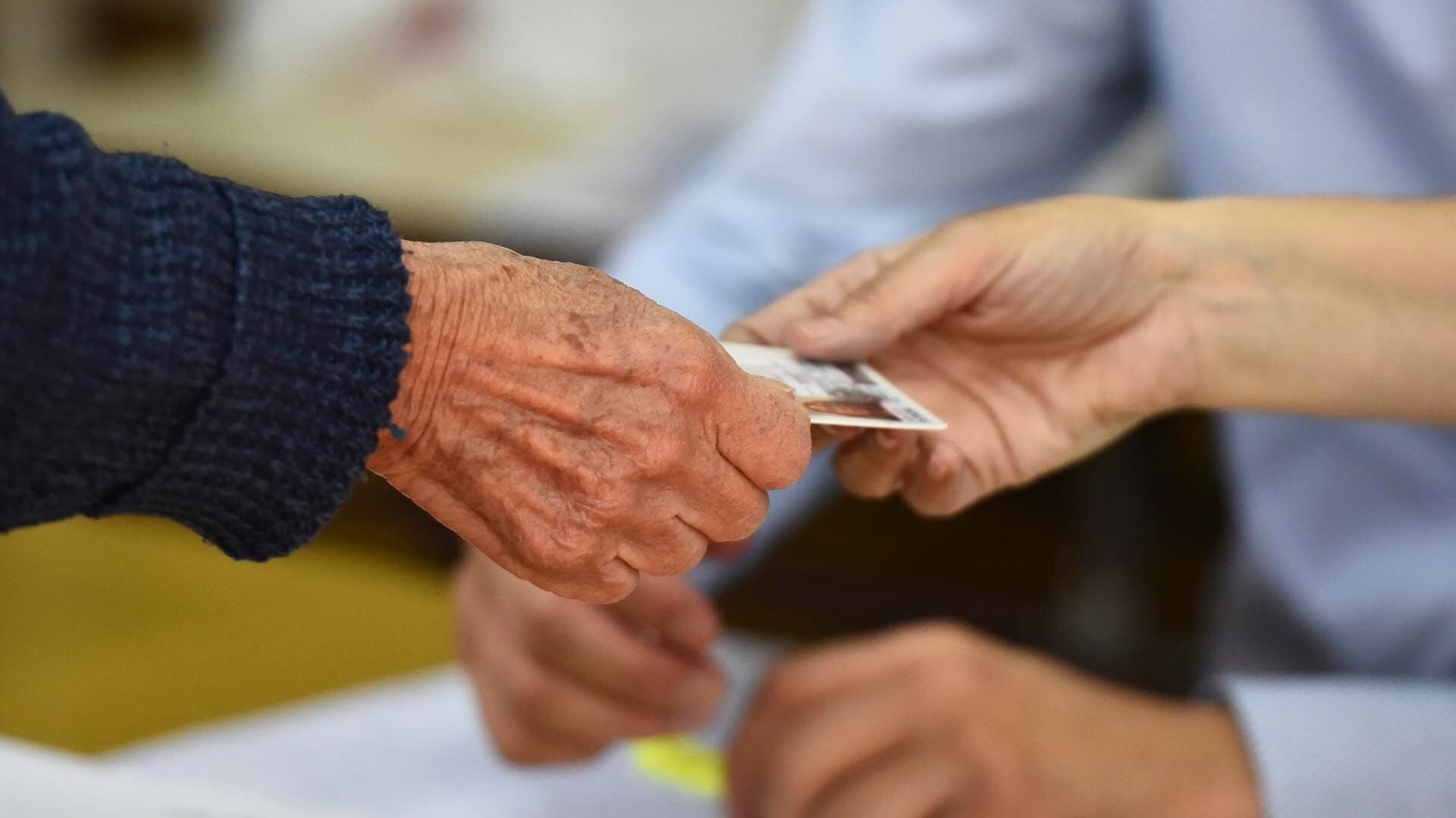 Para poder emitir el voto en las elecciones del 22 de octubre, es necesario figurar en el padrón electoral y presentar un documento cívico habilitado para votar (Getty)