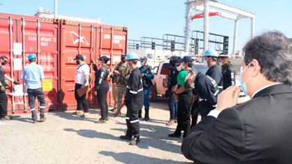 El ministro Euclides Acevedo en el puerto privado donde se incautó la cocaína (Foto: Ministerio Público de Paraguay)