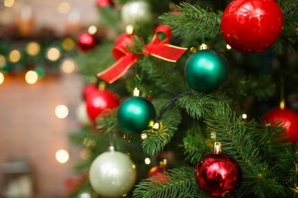 Esferas, moños, cintas y luces son las más elegidas por los argentinos para decorar los arbolitos de Navidad  (Shutterstock)