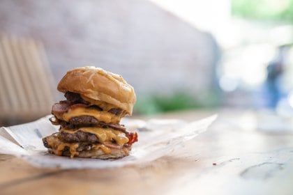 El queso y la panceta son dos acompañantes infaltables en las hamburguesas (Foto: Growlers)