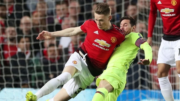 Scott McTominay lucha la pelota con el capitán Lionel Messi (Reuters/Lee Smith)