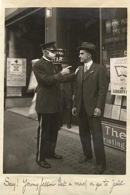 "¡No me diga! Joven, consígase una mascarilla o vaya a la cárcel": no había argumentos posibles contra la policía de San Francisco en 1918. (Biblioteca Estatal de California)