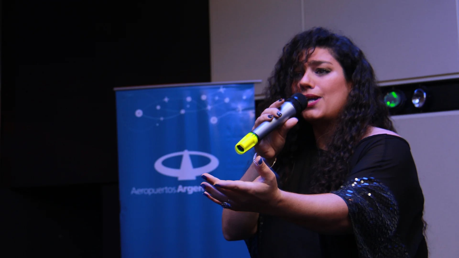 La cantante Valeria Cherekian cerró el primer día del congreso con canciones típicas armenias y argentinas. Culminó el show con “El día que me quieras” traducida al armenio (Francesco Garabello)