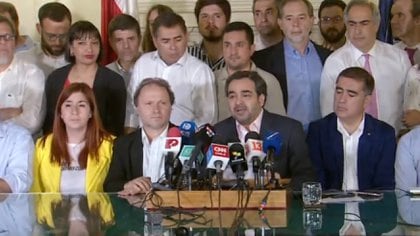 Momento en el que los miembros del congreso chileno y representantes de diversos partidos políticos realizan el histórico acuerdo el pasado 15 de noviembre de 2020 en el edificio del Ex Congreso Nacional