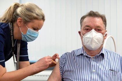 El Reino Unido confía en poder vacunar contra el coronavirus a 13 millones  de personas para mediados de febrero - Infobae