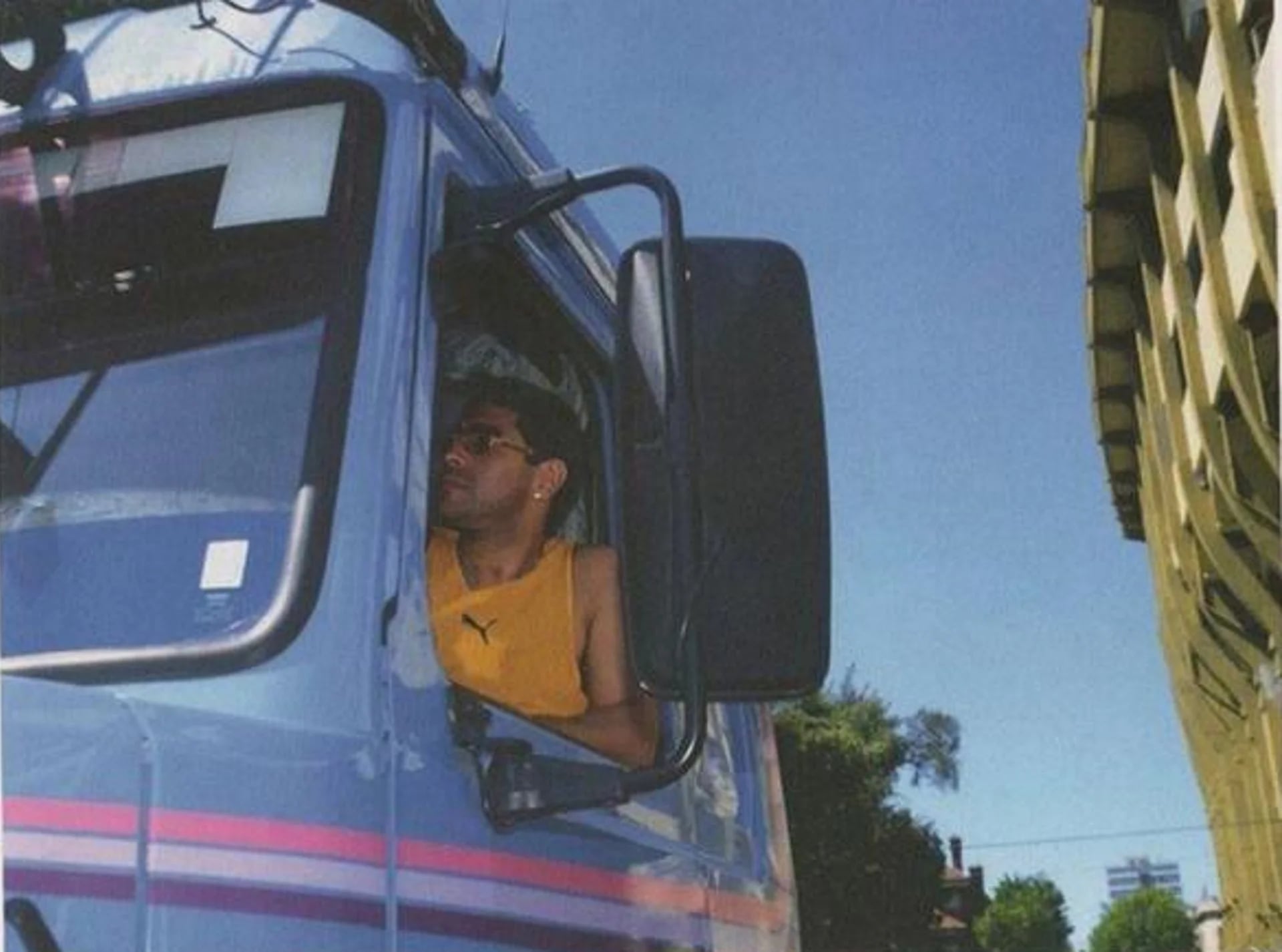 En su segunda época en Boca, llegó a la práctica con un Scania 360 azul, modelo 113H