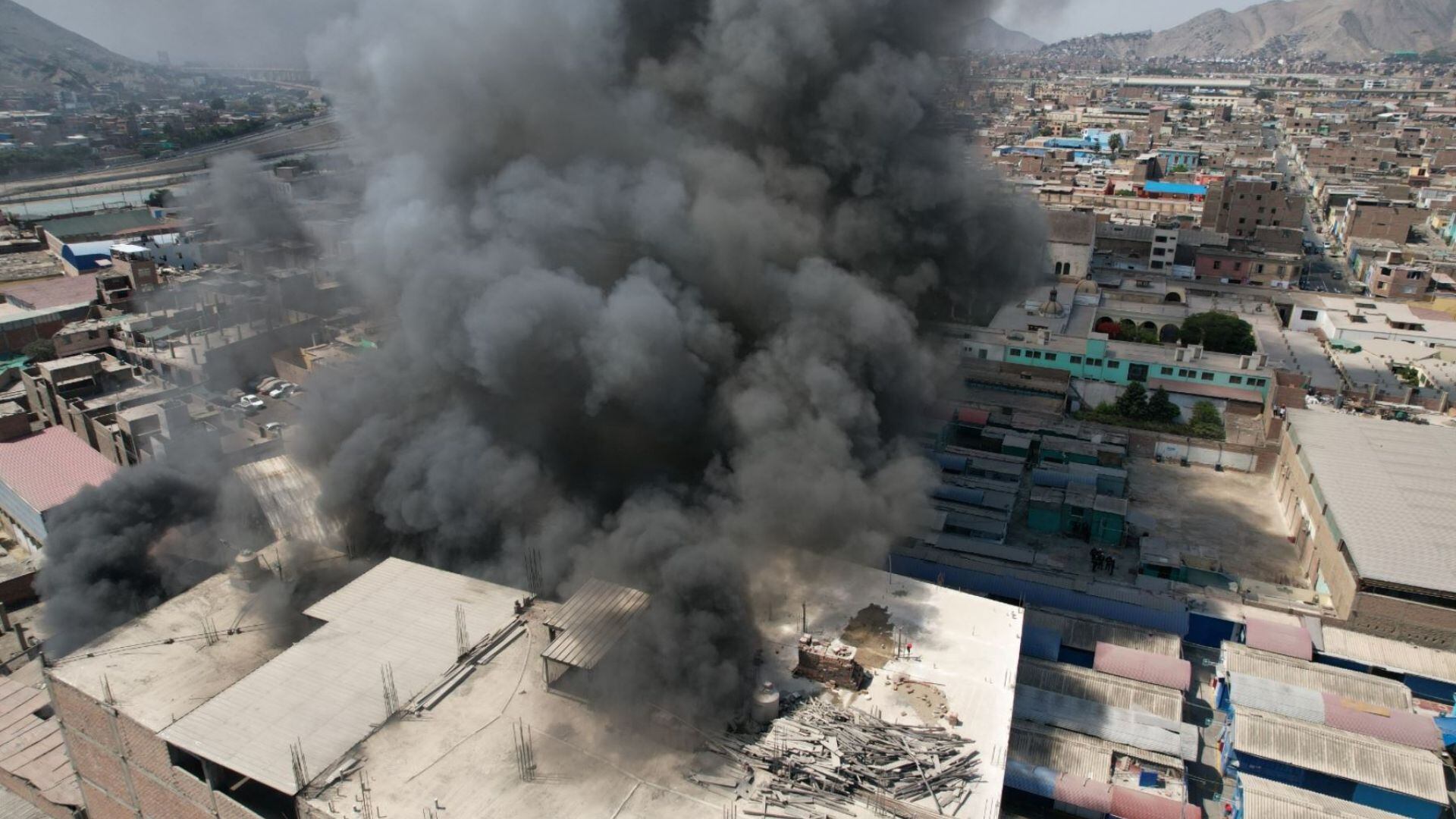 Incendio en Barrios Altos: Bomberos tardaron más de 40 horas en apagar las llamas ¿A qué se debió?