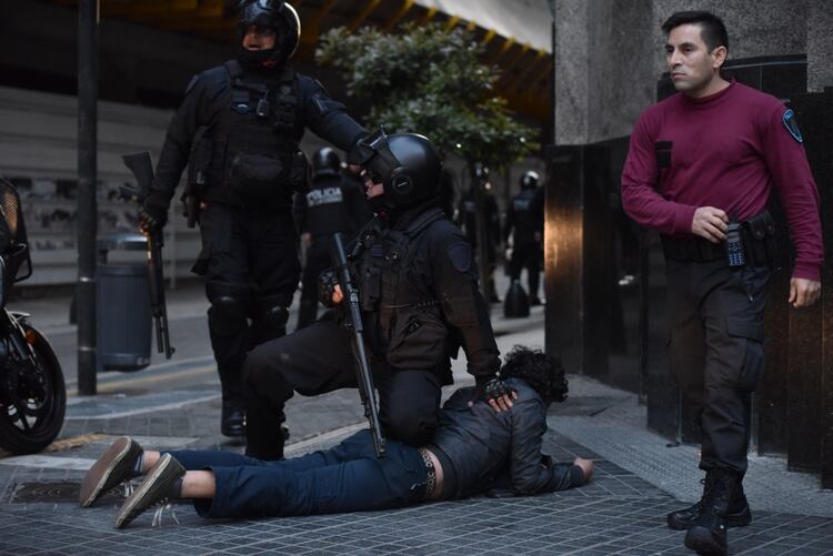 Según fuentes policiales son 9 los detenidos, sólo uno de ellos de nacionalidad chilena