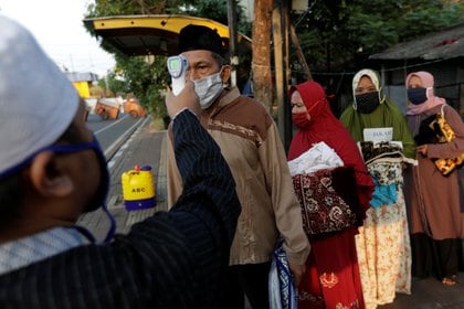 Se toman lecturas de temperatura para las personas que asisten a las oraciones de Eid al-Adha en Yakarta durante el brote de la enfermedad por coronavirus (COVID-19) en Indonesi (Reuters)