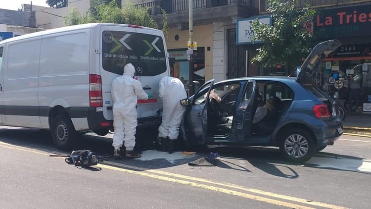 El auto impactó a la camioneta en la parte trasera sobre el costado derecho