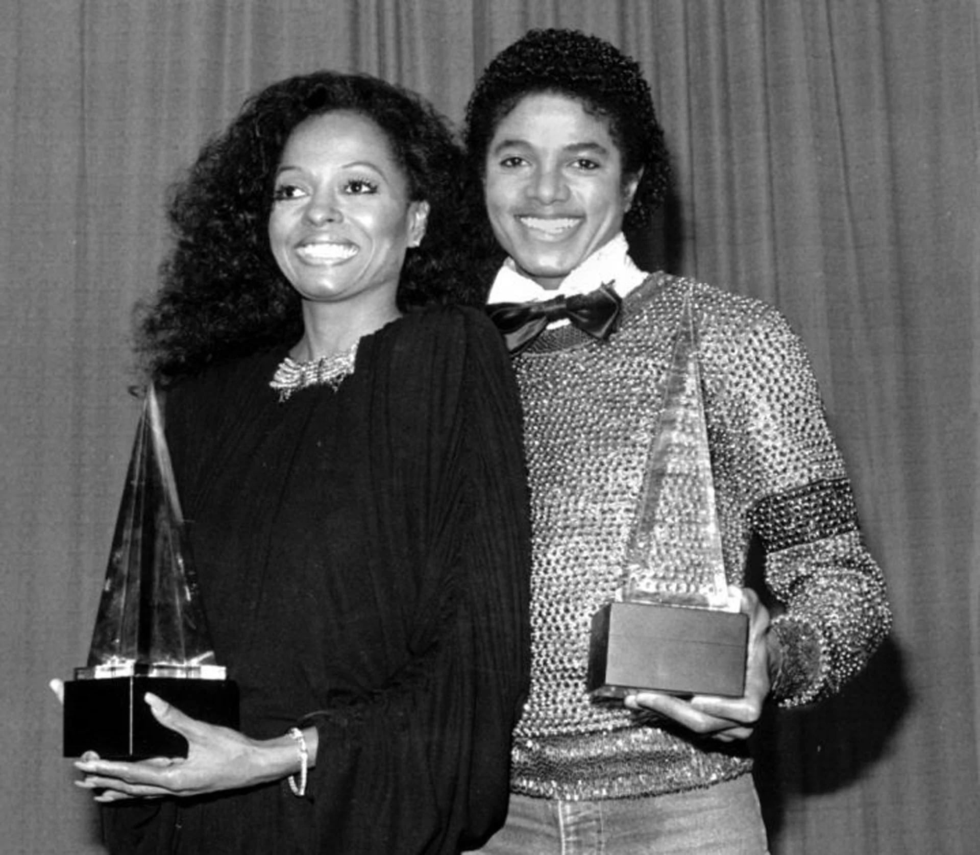 Michael Jackson y Diana Ross con su estatuilla de los American Music Awards en Los Angeles (Junio de 1981)