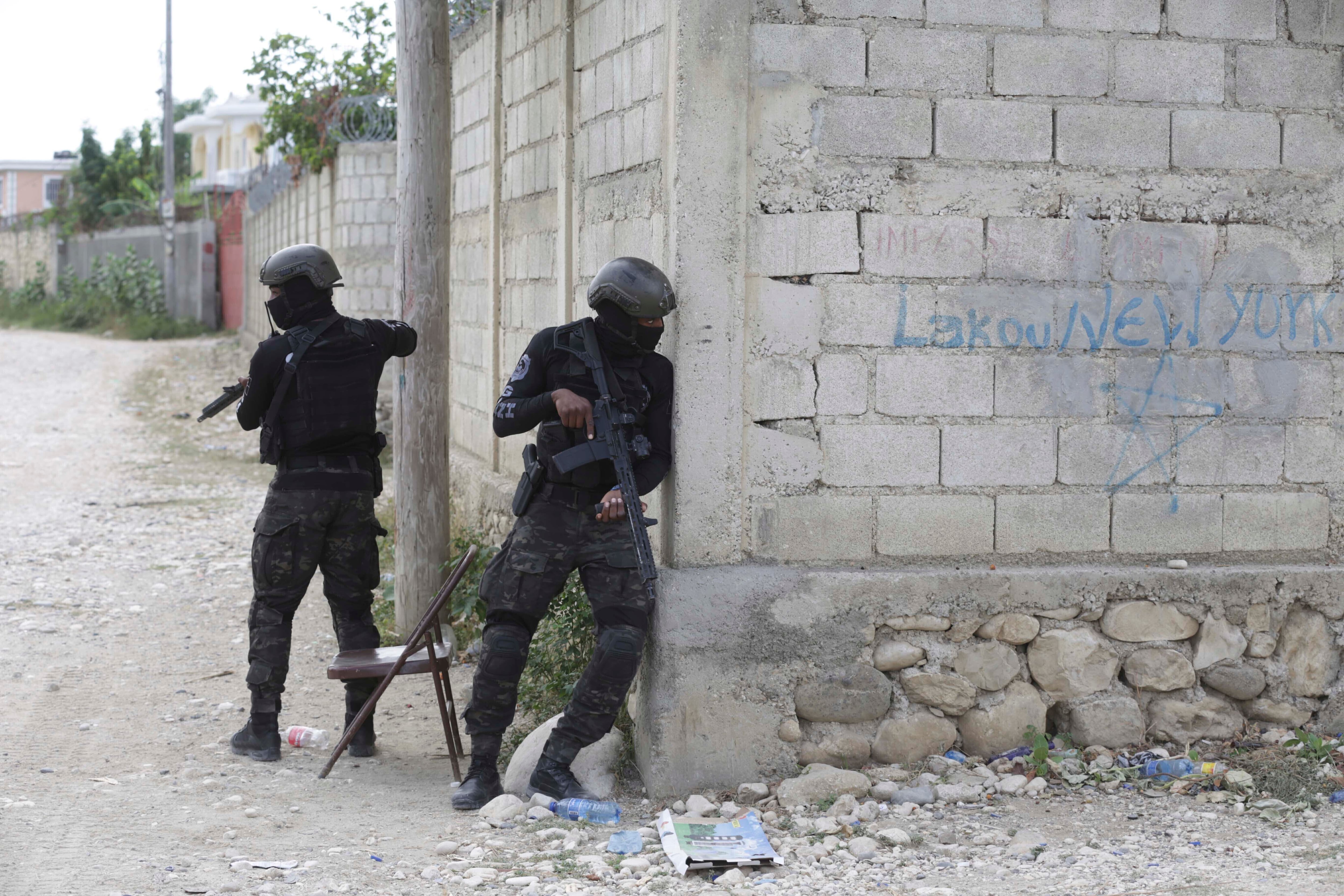Elementos de la Policía Nacional de Haití participan en una operación contra pandillas en el barrio de Tabarre, en Puerto Príncipe, Haití, el martes 25 de julio de 2023. (AP Foto/Odelyn Joseph)