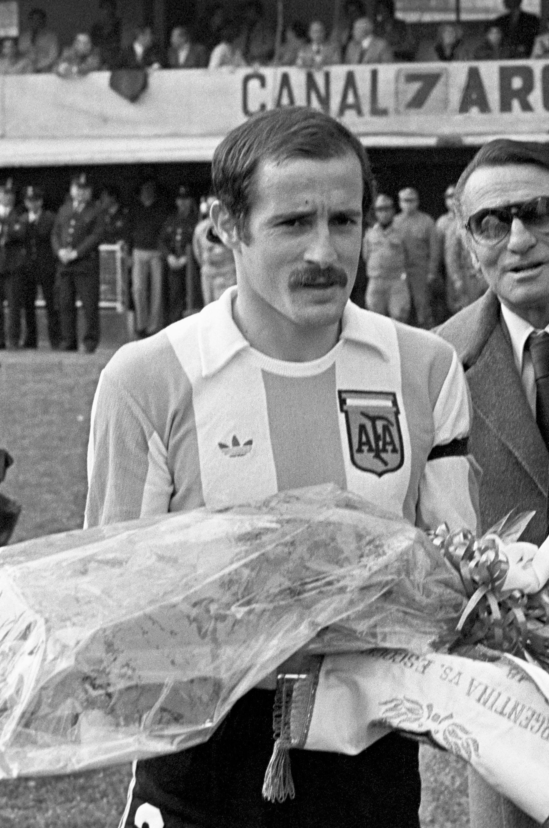 Como capitán argentino, Jorge Carrascosa con los presentes para entregar a los rivales de un amistoso jugado en Buenos Aires 