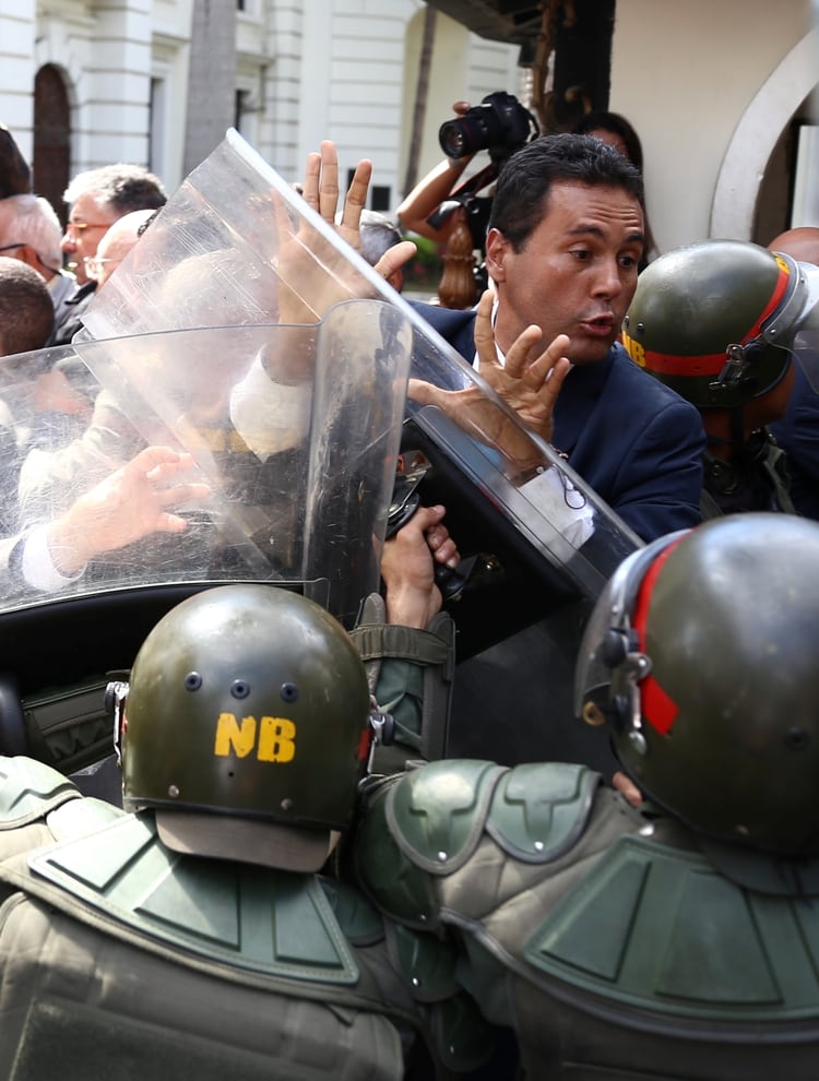 La Guardia Nacional buscó impedir el ingreso de los diputados que acompañaron a Guaidó (Reuters/ Fausto Torrealba)