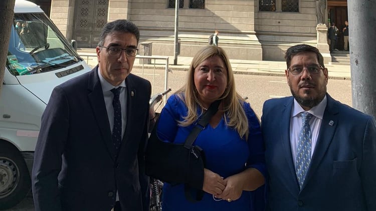 Ariel Ariza, presidente de la FAM; Marcela Ruiz, vicepresidenta primera; y Eduardo Barrionuevo, secretario de Relaciones Institucionales, al ingresar a Diputados este mediodía.