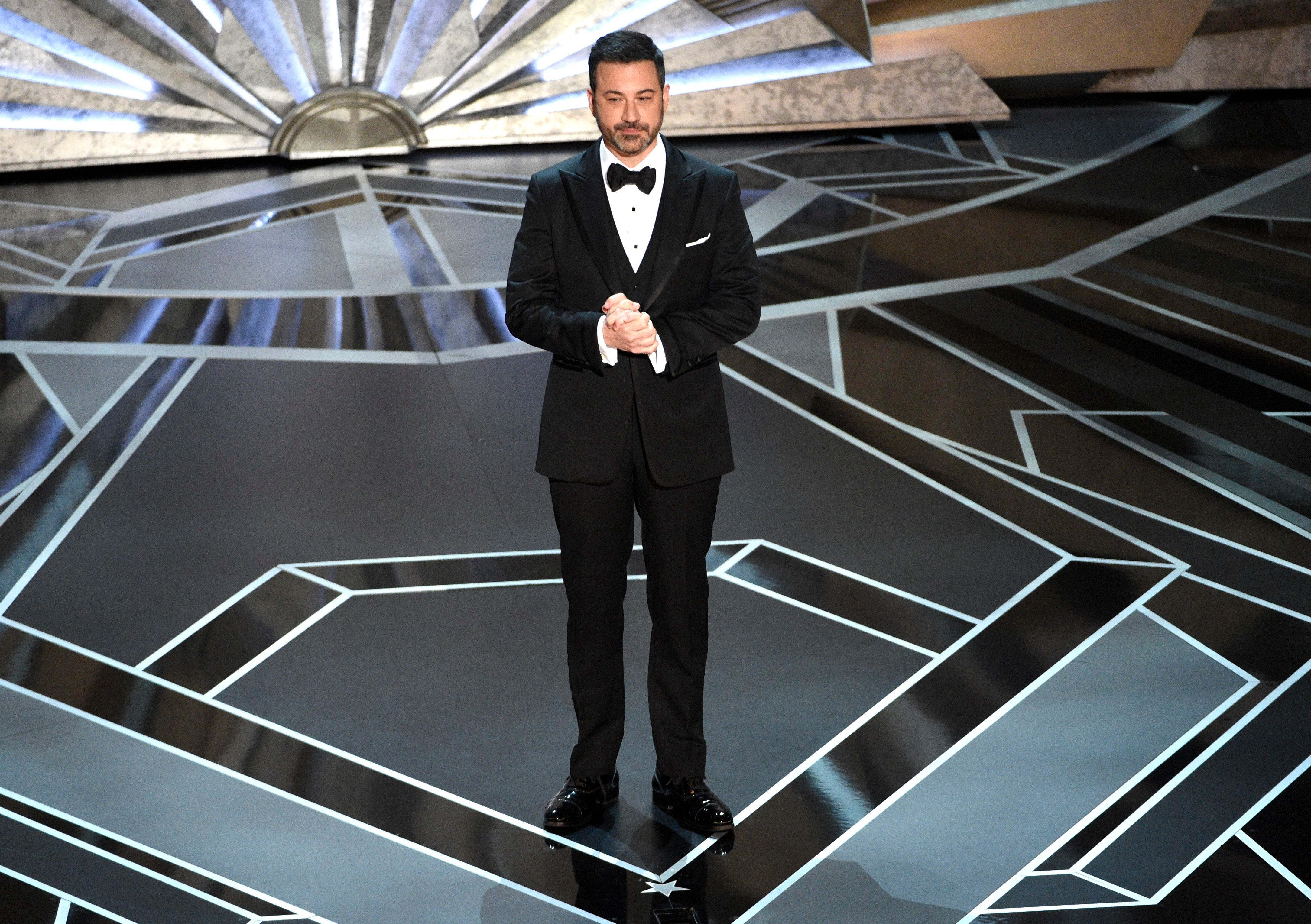 ARCHIVO - El maestro de ceremonias Jimmy Kimmel habla en los Oscar en Los Angeles el 4 de marzo de 2018. Kimmel volverá como anfitrión para los Oscar el 12 de marzo de 2023. (Foto Chris Pizzello/Invision/AP, archivo)