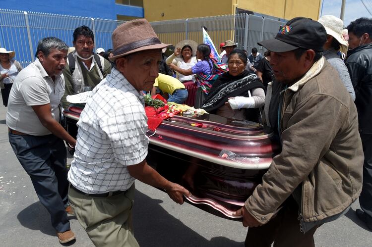 Relatives carry thye coffin of a supporter of former Bolivia's President Evo Morales diead during clashes on Friday in Cochabamba, Bolivia, November 16, 2019. REUTERS/Danilo Balderrama
