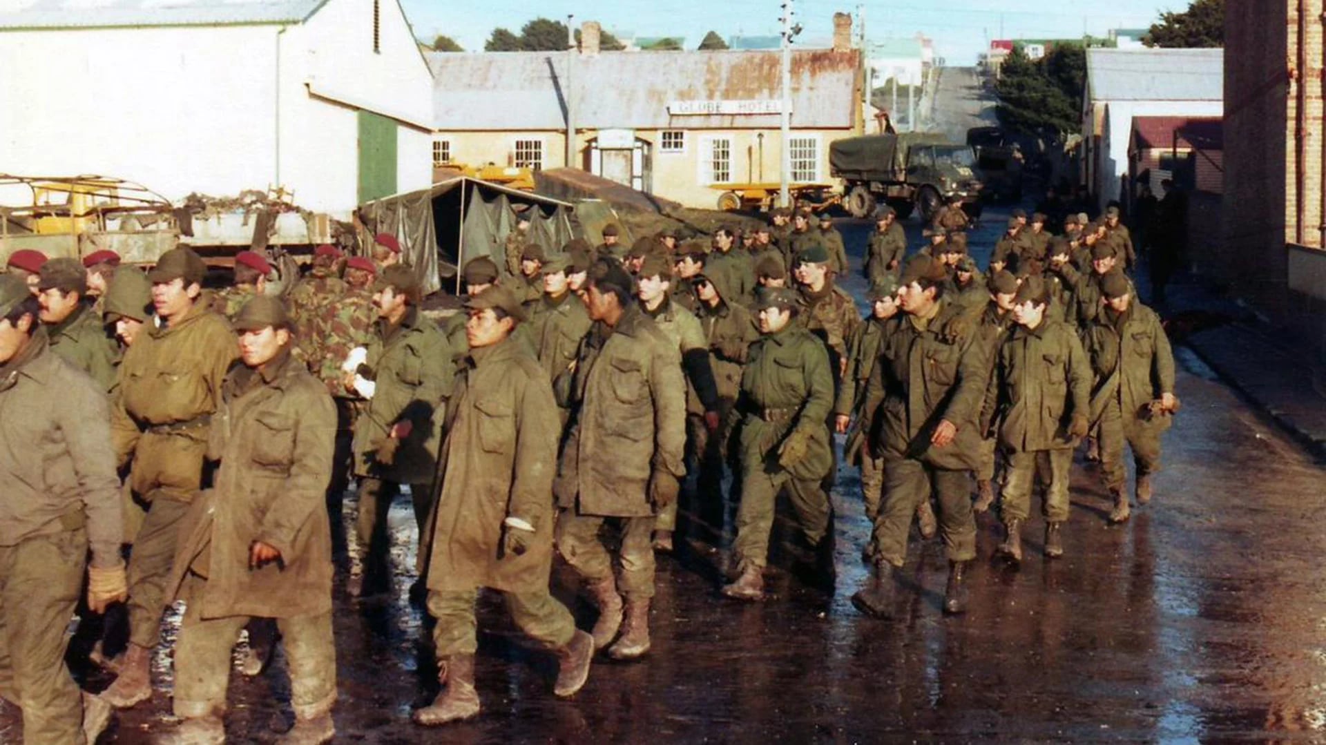 Soldados argentinos se rinden ante las tropas británicas en Puerto Argentino el 15 de junio de 1982. Unos 11 mil soldados fueron tomados como prisioneros por las fuerzas armadas británicas.