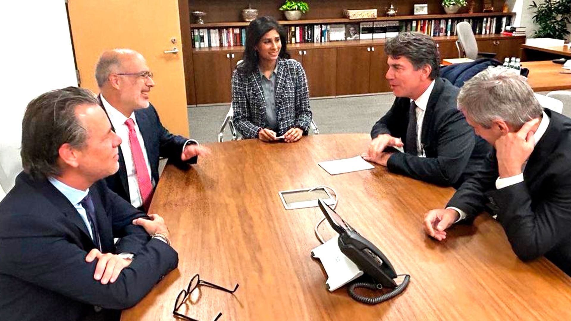 Luis Caputo y Nicolás Posse se reunieron con Gita Gopinath, subdirectora gerente del FMI portada