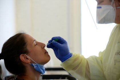 Un trabajador sanitario toma una muestra de hisopo nasal para comprobar la enfermedad del coronavirus en un hospital de Bruselas, Bélgica (REUTERS/Johanna Geron)
