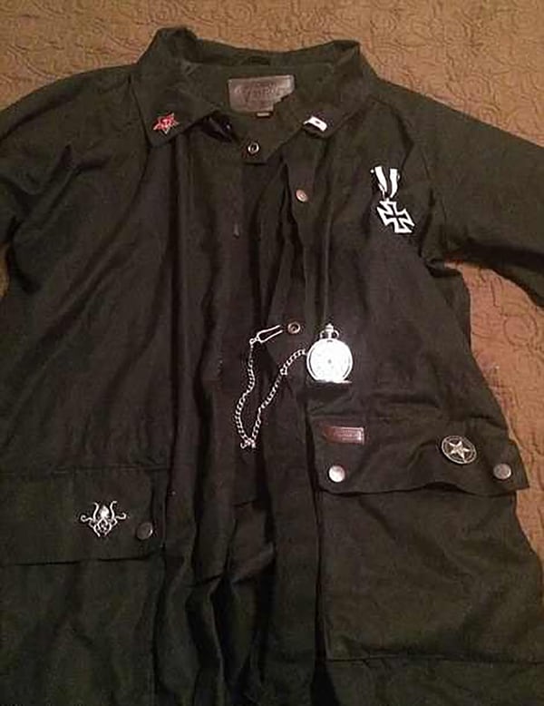 La chaqueta negra con la cruz alemana y la hoz y el martillo